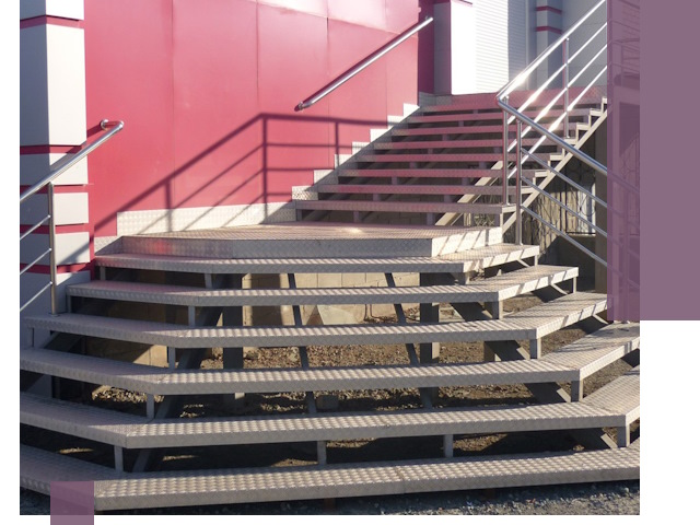 Лестницы для магазина в Холмске — изготовление и монтаж