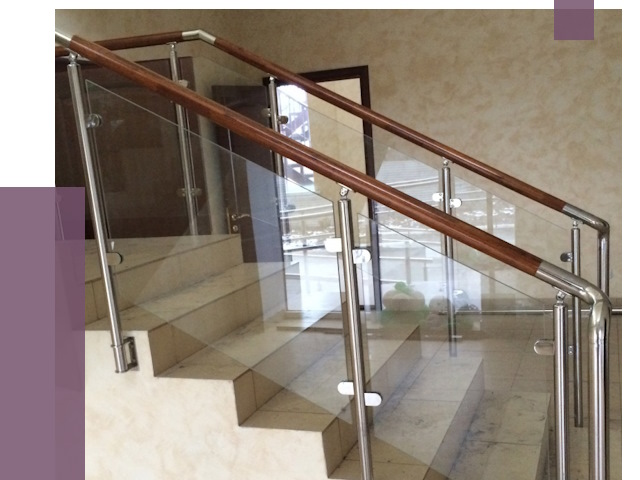 Комбинированные перила из металла и дерева в Холмске