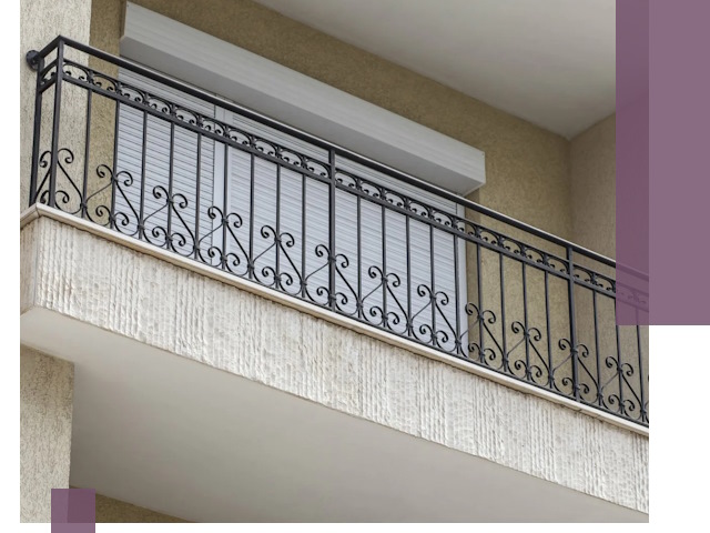 Балконные ограждения из металла и стекла в Холмске для домов