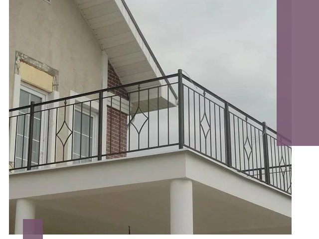 Изготовление балконных ограждений в Холмске из металла и стекла