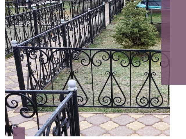 Кованые газонные ограждения под ключ в Холмске